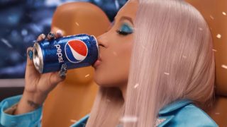 Сardi B снялась в новогодней рекламе Pepsi-320x180
