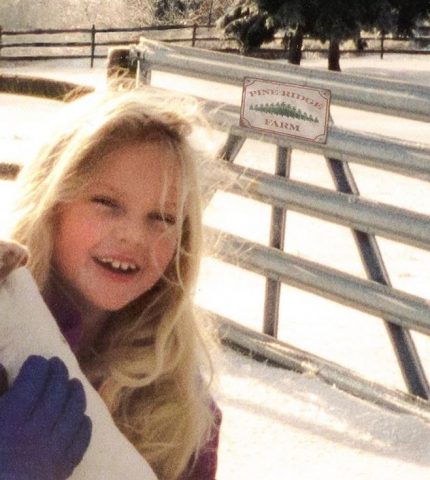 Тейлор Свифт выпустила рождественский клип с архивными кадрами из своего детства-430x480
