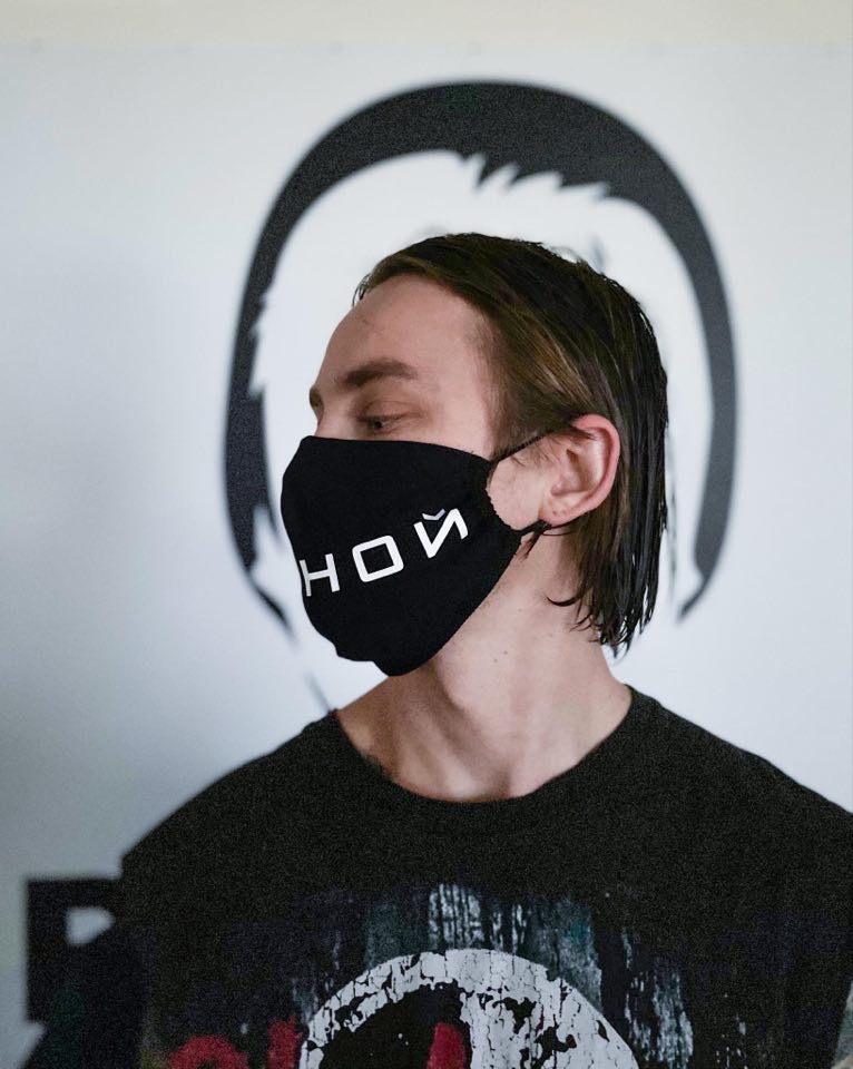 Артем Пивоваров випускає власні захисні маски.