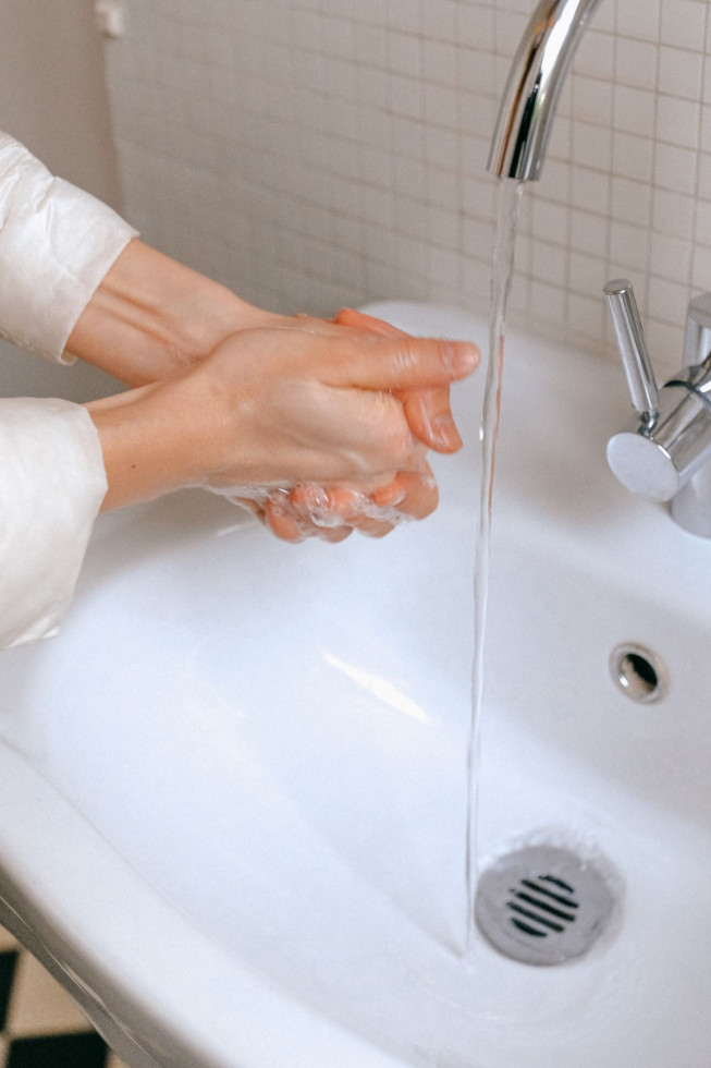 Все, що вам потрібно знати про гігієну рук: від дезінфекції до зволоження.