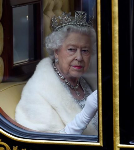 Елизавета II обратилась к британцам в связи с пандемией коронавируса-430x480