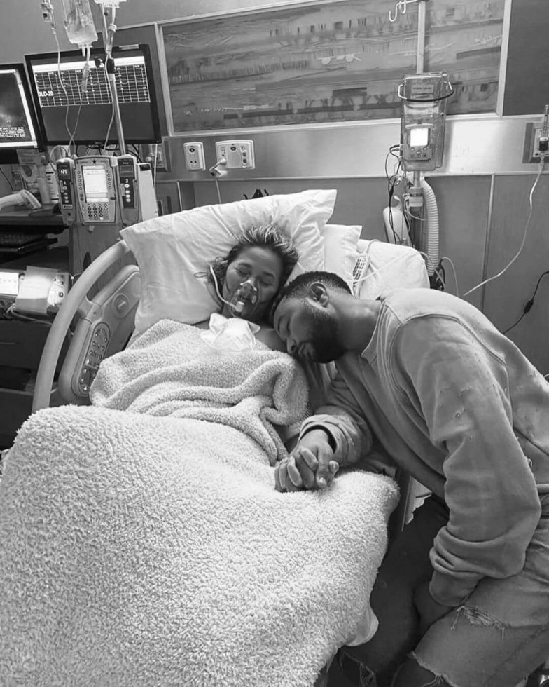 «Мы всегда будем любить тебя”: Крисси Тайген и Джон Ледженд скорбят по утраченному ребенку-Фото 3