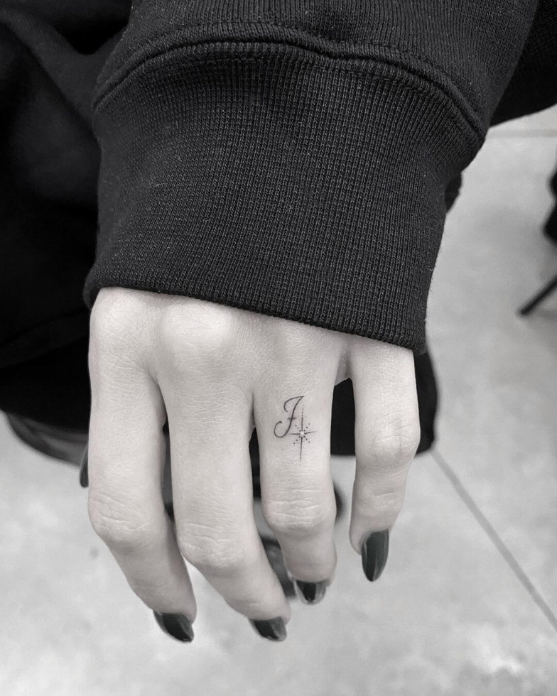 Большая любовь: Хейли Бибер сделала новую татуировку в честь своего супруга-Фото 3