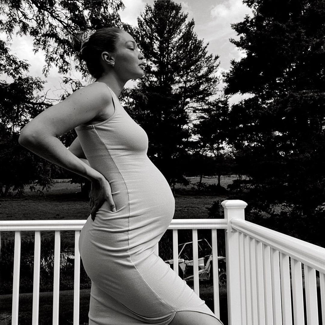 Іоланда Хадід показала у добірці фото, як протікала вагітність Джіджі-Фото 4