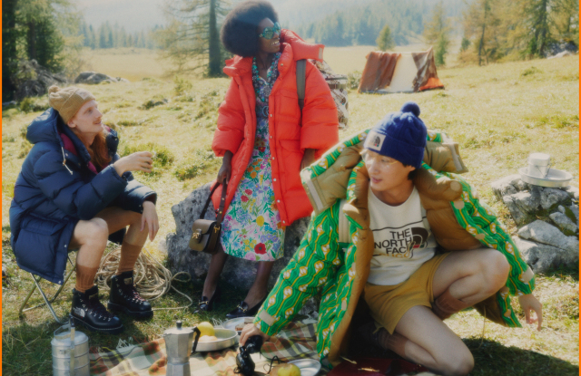 Туристы отдыхают в Альпах в кампейне коллаборации Gucci и The North Face