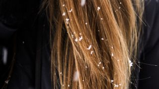 Рятуємо найцінніше: як уберегти волосся від пошкодження в холод і мороз.