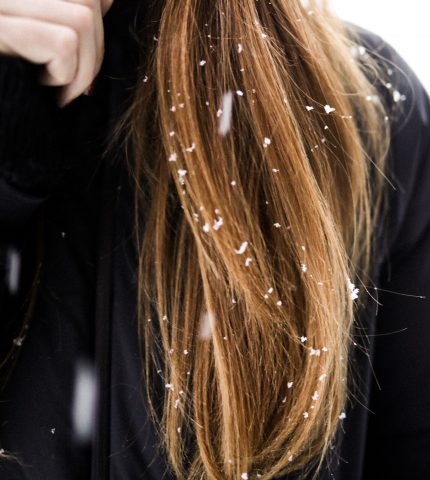 Спасаем самое ценное: как уберечь волосы от повреждения в холод и мороз-430x480