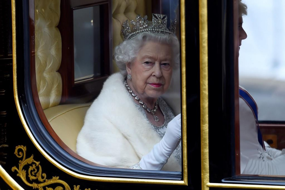 Инсайдеры рассказали, какие шаги собирается предпринять королева Елизавета II в свете недавних скандалов-Фото 1