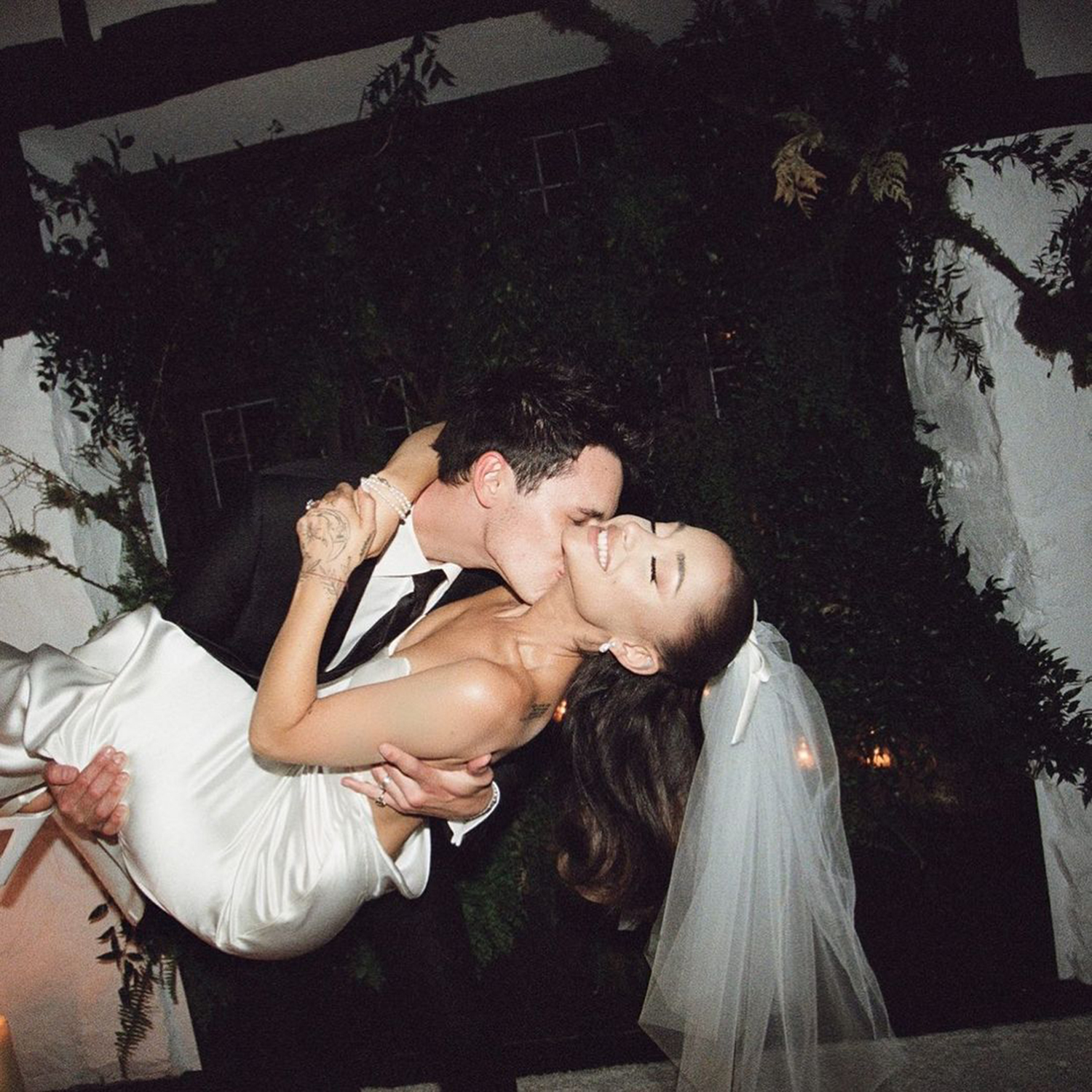 Свадьбы Ариана Гранде: Классика Голливуда и образ в стиле Одри Хепберн -Фото 3