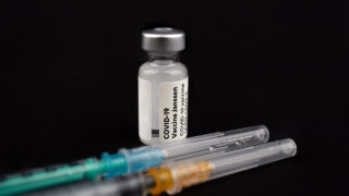 Вакцинация и процедуры красоты: как совместить прививку с филлерами, ботулинотерапией, лазером и инъекциями?-320x180