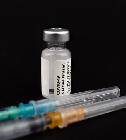 Вакцинация и процедуры красоты: как совместить прививку с филлерами, ботулинотерапией, лазером и инъекциями?-430x480