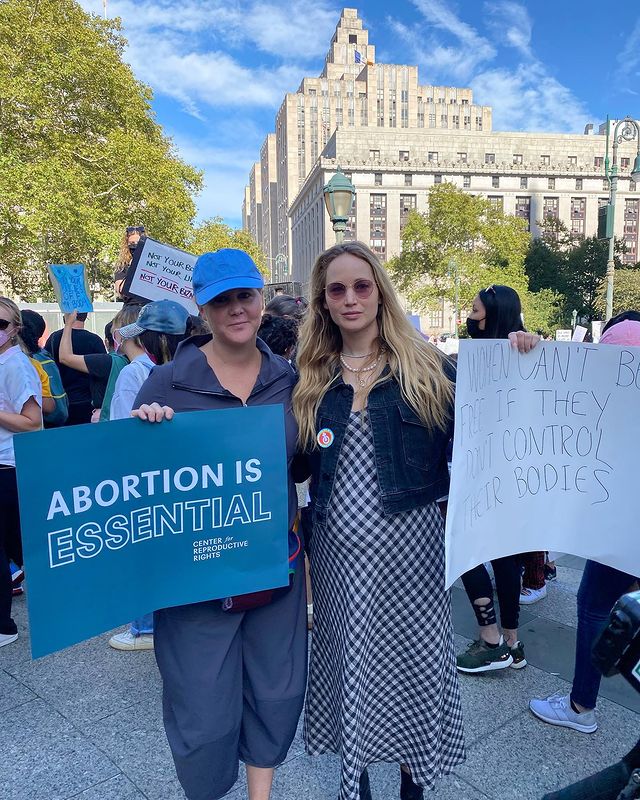 Вагітна Дженніфер Лоуренс взяла участь у мітингу за право жінок на аборт-фото.