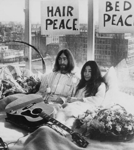 Архивную кассету с песней Джона Леннона и Йоко Оно продали за 60 тысяч долларов-430x480