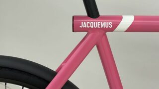 Выходя за рамки: Jacquemus представил электровелосипед-320x180