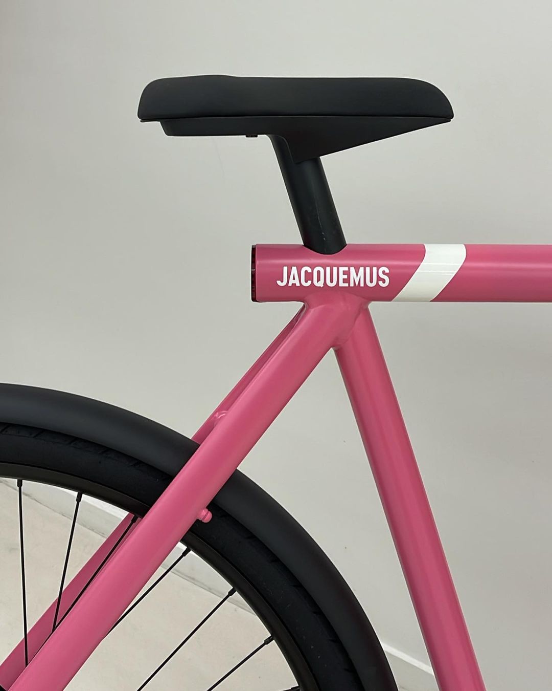 Виходячи за межі: Jacquemus представив електровелосипед-Фото 1