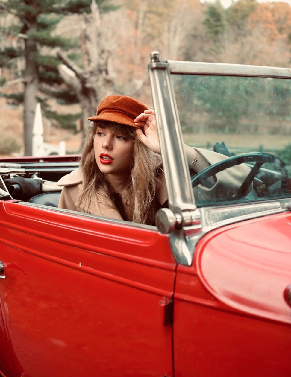 Новый альбом Тейлор Свифт “Red” увеличил количество продаж красных помад и шарфов -Фото 2