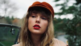 Новый альбом Тейлор Свифт “Red” увеличил количество продаж красных помад и шарфов -320x180