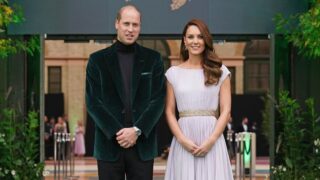 Рождественский привет: Принц Уильям и Кейт Миддлтон поделились семейным снимком к праздникам-320x180