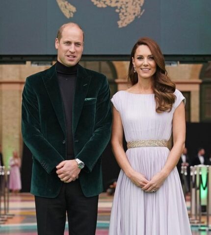 Рождественский привет: Принц Уильям и Кейт Миддлтон поделились семейным снимком к праздникам-430x480