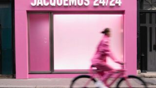 Что не так с новым розовым поп-ап бутиком Jacquemus в Париже-320x180