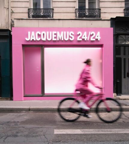 Что не так с новым розовым поп-ап бутиком Jacquemus в Париже-430x480
