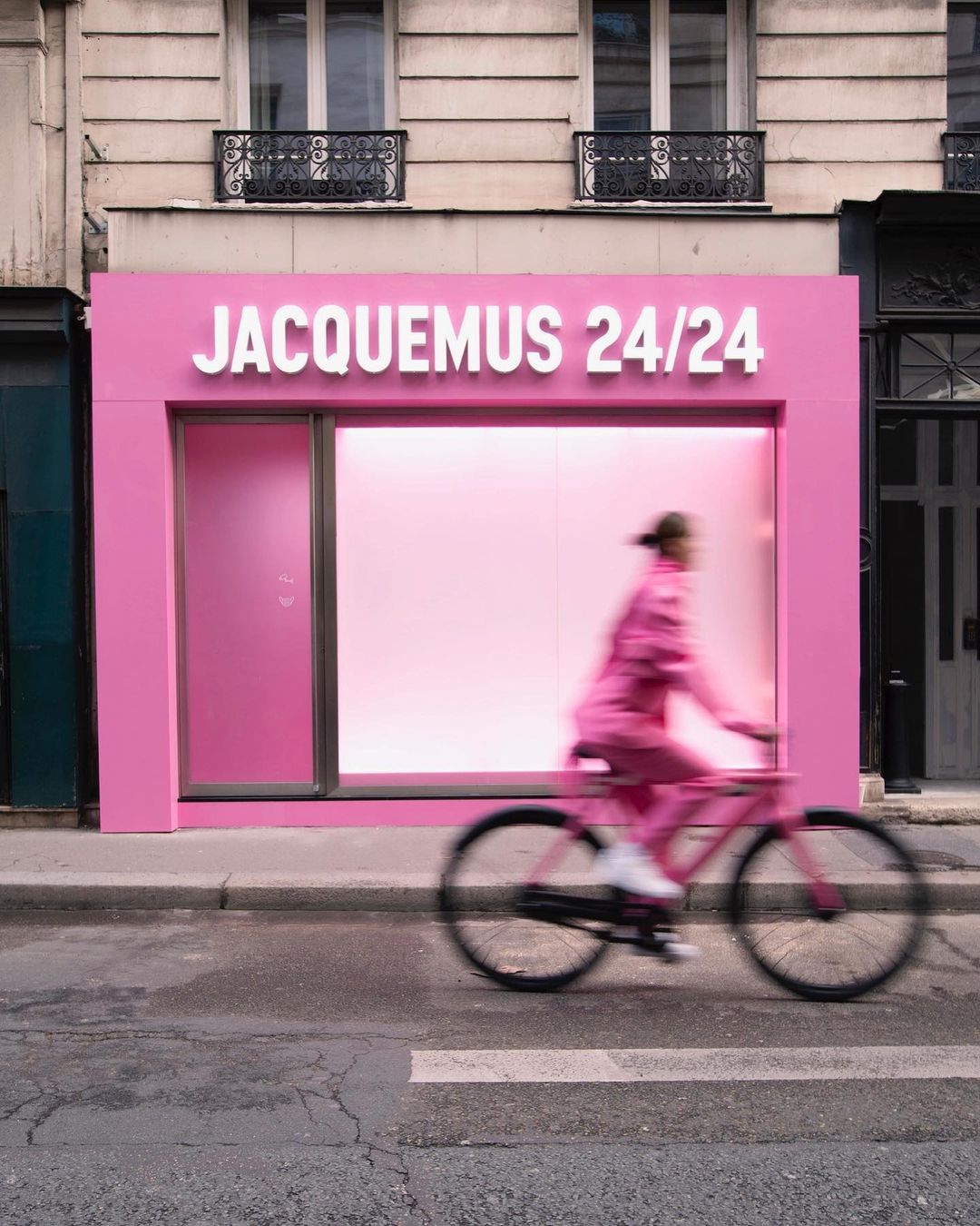Что не так с новым розовым поп-ап бутиком Jacquemus в Париже-Фото 1