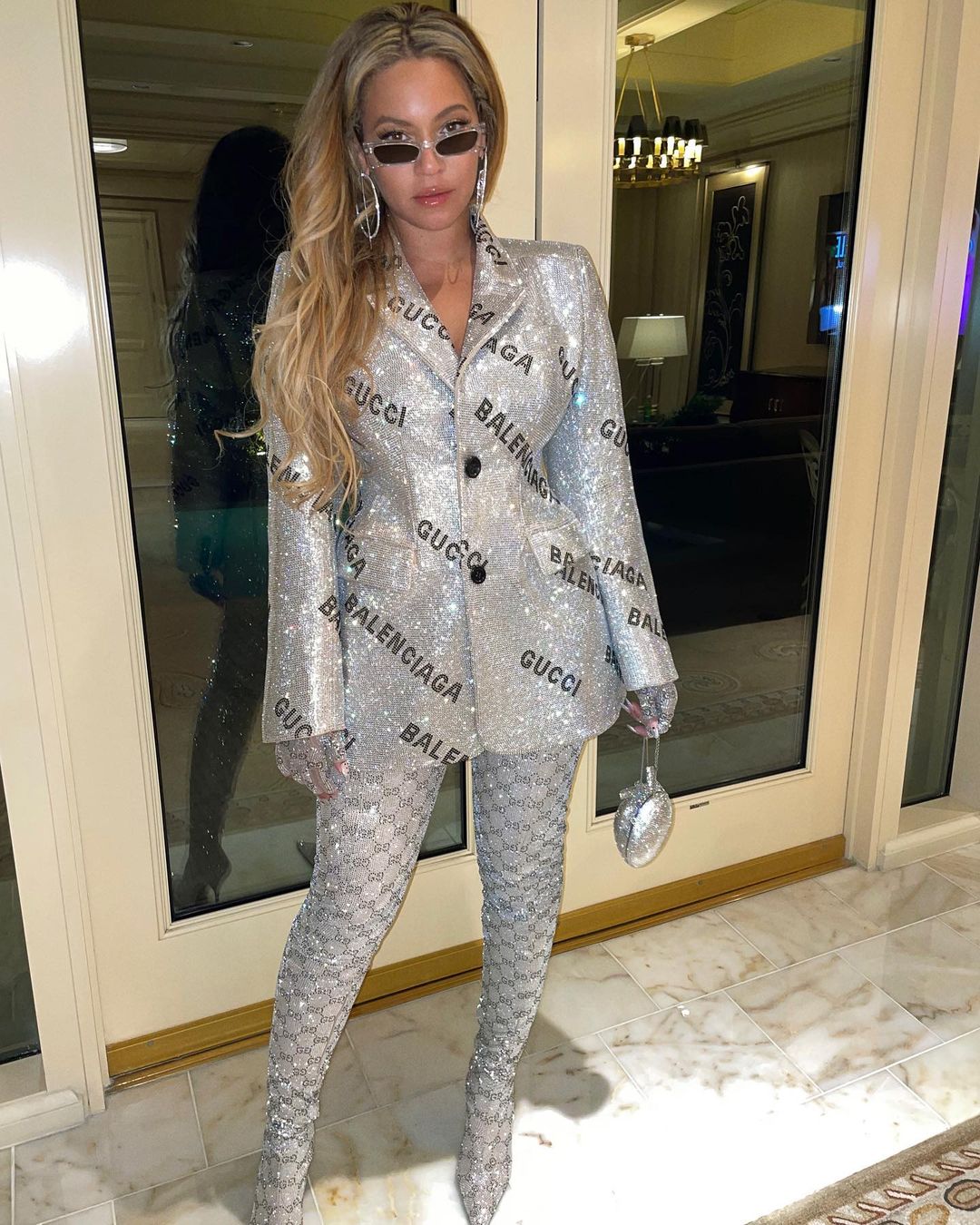 Блискучий вихід: Бейонсе показала як потрібно носити блискуче вбрання від Gucci x Balenciaga-Фото 1