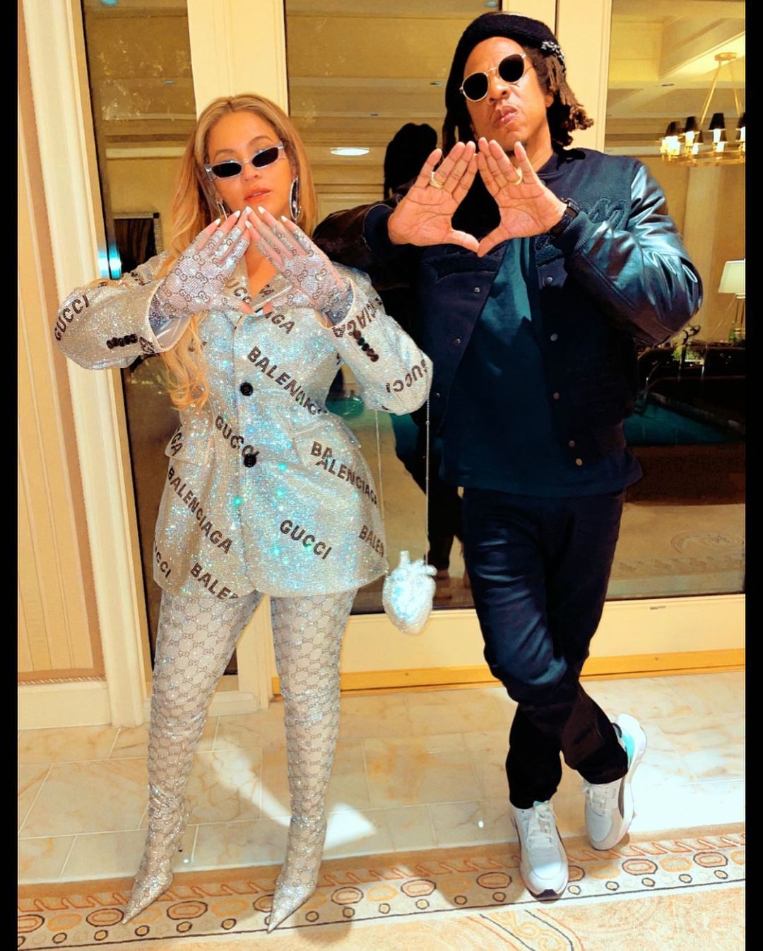 Блестящий выход: Бейонсе показала как нужно носить сверкающий наряд от Gucci x Balenciaga-Фото 2