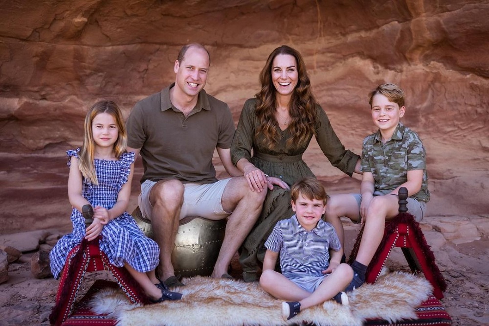 Рождественский привет: Принц Уильям и Кейт Миддлтон поделились семейным снимком к праздникам-Фото 1