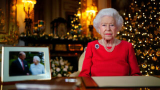 Невозможно забыть: Елизавета II вспомнила принца Филиппа в рождественской речи -320x180