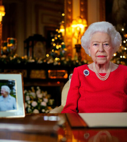 Неможливо забути: Єлизавета II згадала принца Філіпа в різдвяному мовленні -430x480