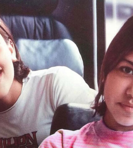 Ретро-вдохновение: Ким Кардашьян показала архивные снимки себя и сестры 1994 года-430x480