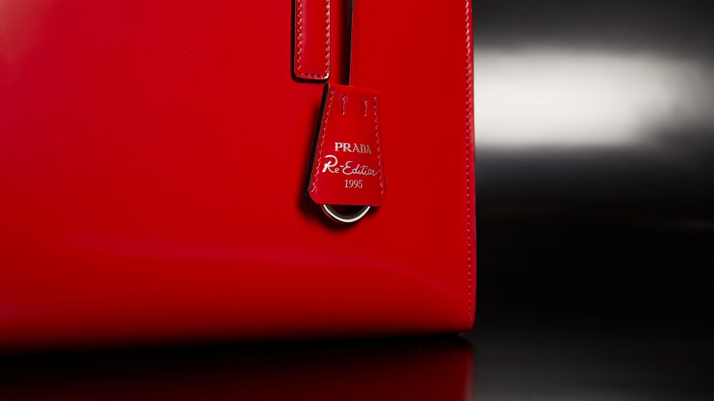 Бренд Prada представил реинкарнацию культовой сумки — Prada Re-Edition 1995-Фото 2