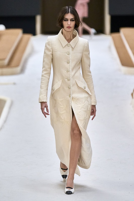 Где 1920-е встречаются с 2020-мы: Новая коллекция CHANEL Haute Couture весна-лето 2022 -Фото 3
