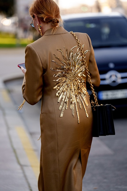 Повышенные ожидания: Streetstyle гостей Недели моды в Париже Haute Couture 2022-Фото 17