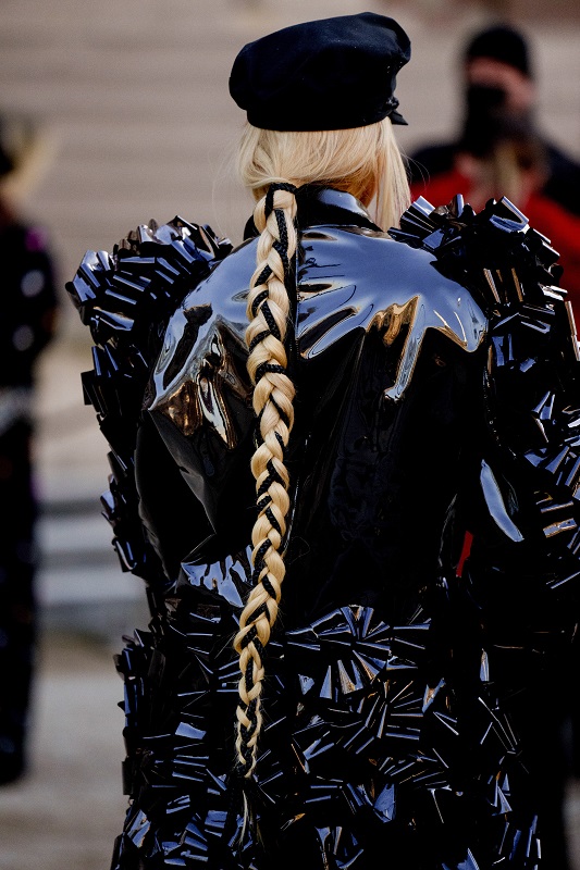 Повышенные ожидания: Streetstyle гостей Недели моды в Париже Haute Couture 2022-Фото 13