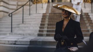Повышенные ожидания: Streetstyle гостей Недели моды в Париже Haute Couture 2022-320x180