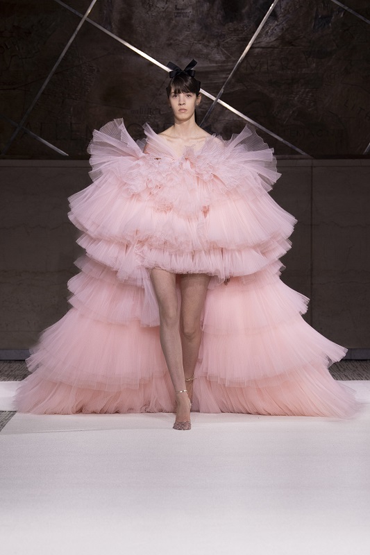 Эпоха романтизма: Коллекция Giambattista Valli Haute Couture весна-лето 2022-Фото 5
