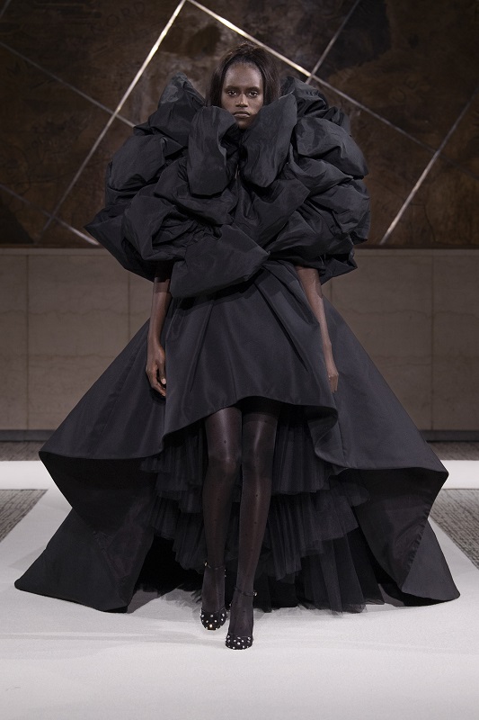 Епоха романтизму: Колекція Giambattista Valli Haute Couture весна-літо 2022-Фото 7