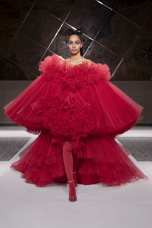 Эпоха романтизма: Коллекция Giambattista Valli Haute Couture весна-лето 2022-Фото 6
