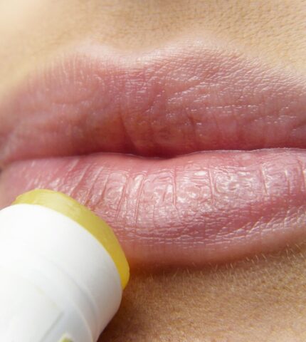 Как избавиться от сухости губ зимой: не все бальзамы одинаково полезны!-430x480