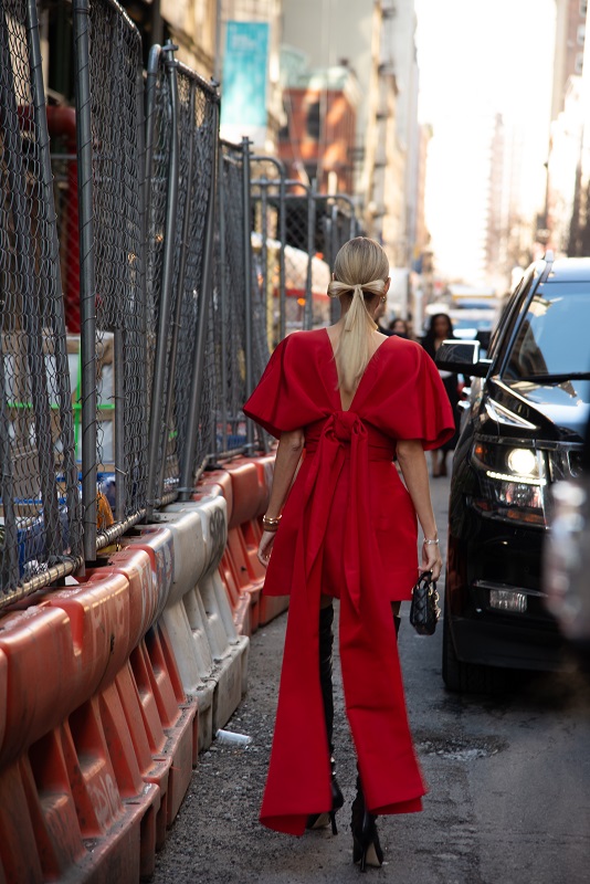 Экспрессия стритстайла: Какие образы выбирают гости Недели моды в Нью-Йорке 2022 -Фото 3