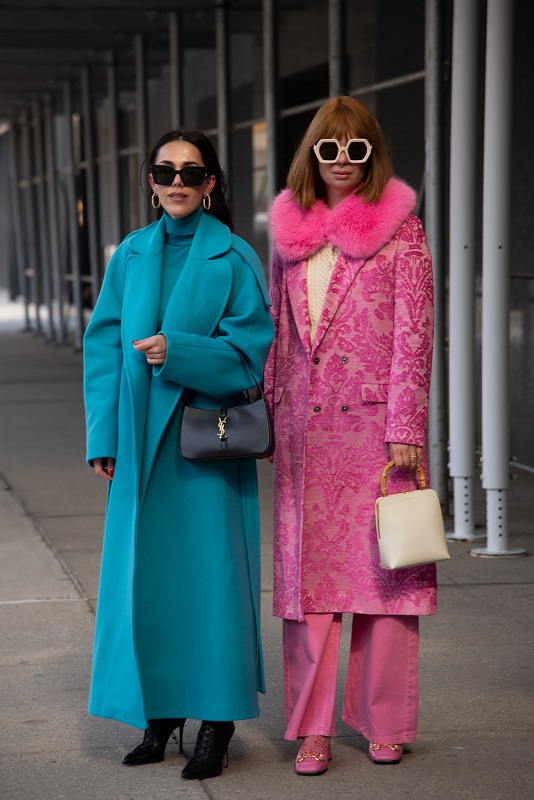 Экспрессия стритстайла: Какие образы выбирают гости Недели моды в Нью-Йорке 2022 -Фото 5