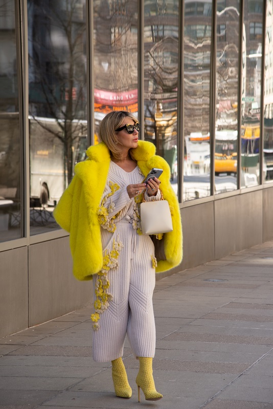 Экспрессия стритстайла: Какие образы выбирают гости Недели моды в Нью-Йорке 2022 -Фото 7