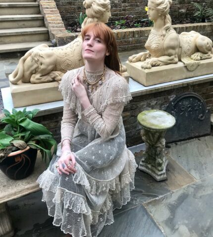 Британський гурт Florence + The Machine представивши новий кліп, знятий у Києві-430x480
