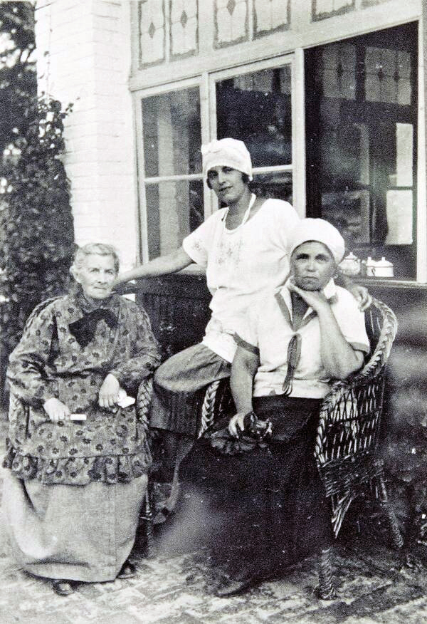 Старицька-Черняхівська з Оленою Пчілкою та донькою Веронікою. 1927 р.