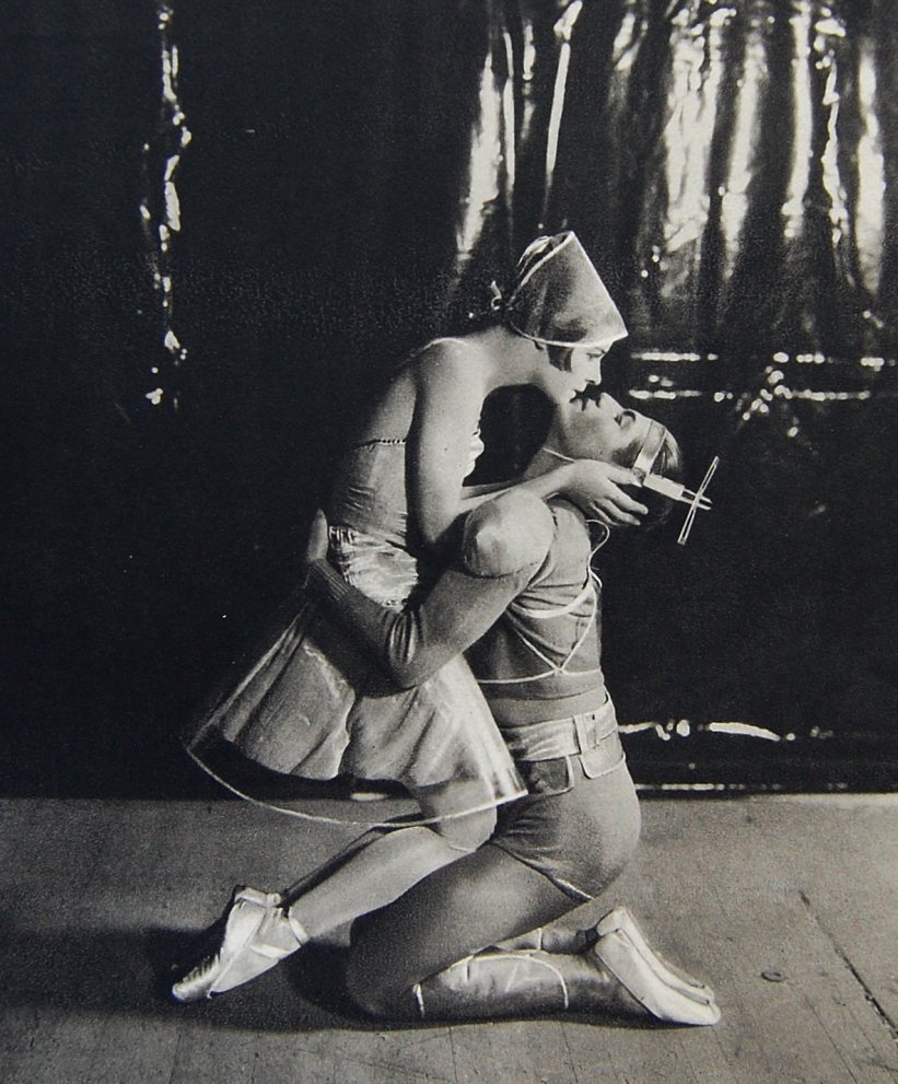 Аліса Нікітіна та Серж Лифар у балеті "Кішка" 1927 рік