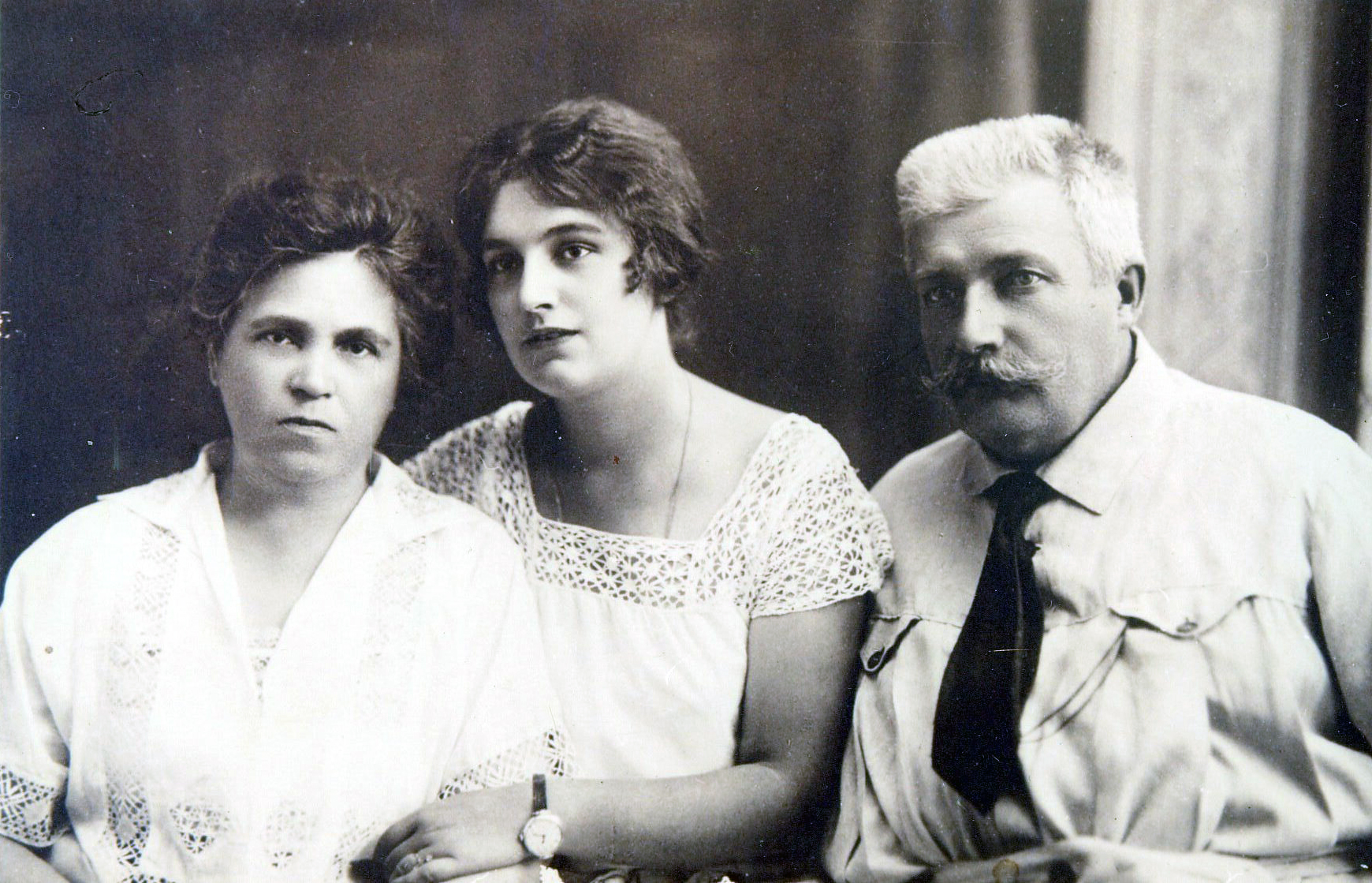 Вероніка Черняхівська з батьками. Київ, 1925 р.