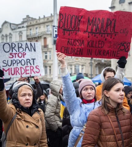 Марш українських матерів пройшов у Будапешті напередодні виборів-430x480