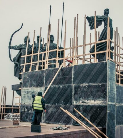 Благодійники створили захисну споруду навколо памʼятника засновникам Києва-430x480